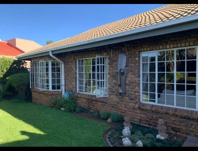3 BEDROOM TOWNHOUSE FOR SALE IN VANDERBIJLPARK SE 3